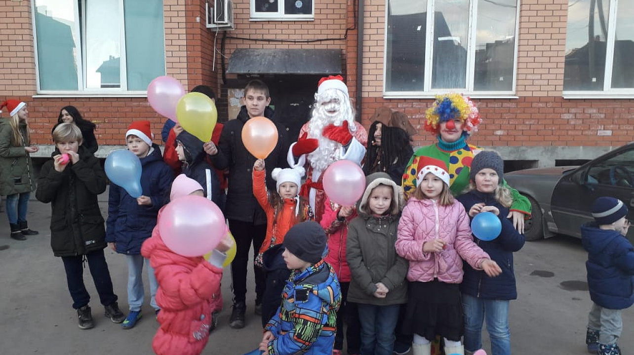 Для юных жителей улицы Атамана Бабыча состоялся предновогодний праздник