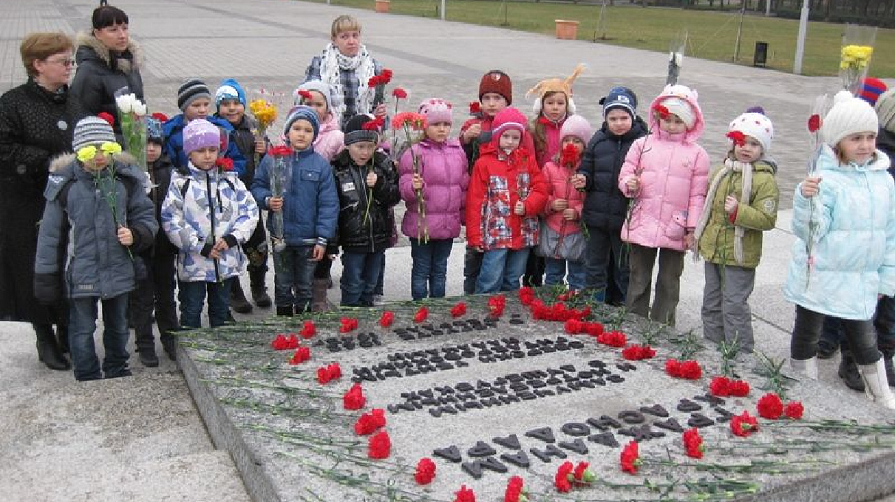Воспитанники детского сада «Сказка» возложили цветов к мемориальному комплексу «Жертвам фашизма»