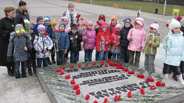 Воспитанники детского сада «Сказка» возложили цветов к мемориальному комплексу «Жертвам фашизма»
