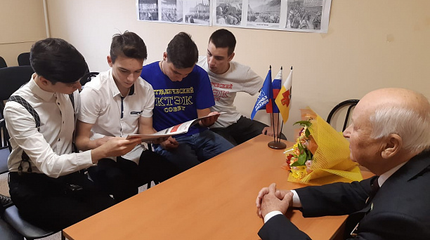 Студенты Торгово-экономического колледжа провели встречу с жителем блокадного Ленинграда