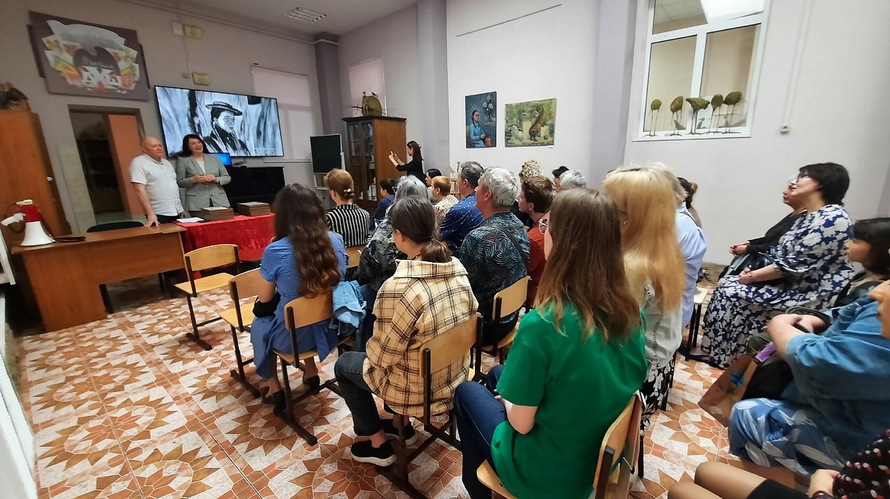В Краснодаре открылась выставка «Художник, педагог, наставник!»