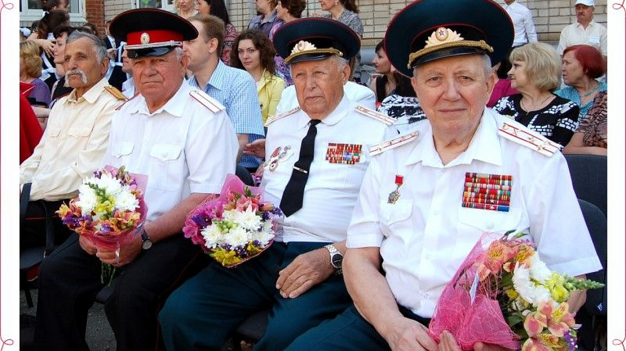 Последний звонок с почетными гостями (1).jpg