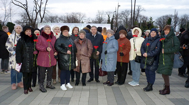 В День неизвестного Солдата к Вечному огню на Площади Памяти Героев были возложены цветы