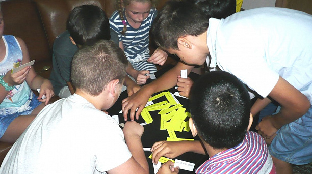 В библиотеке Западного округа провели экономическую игру «Денежка без ног, а весь мир обойдет»