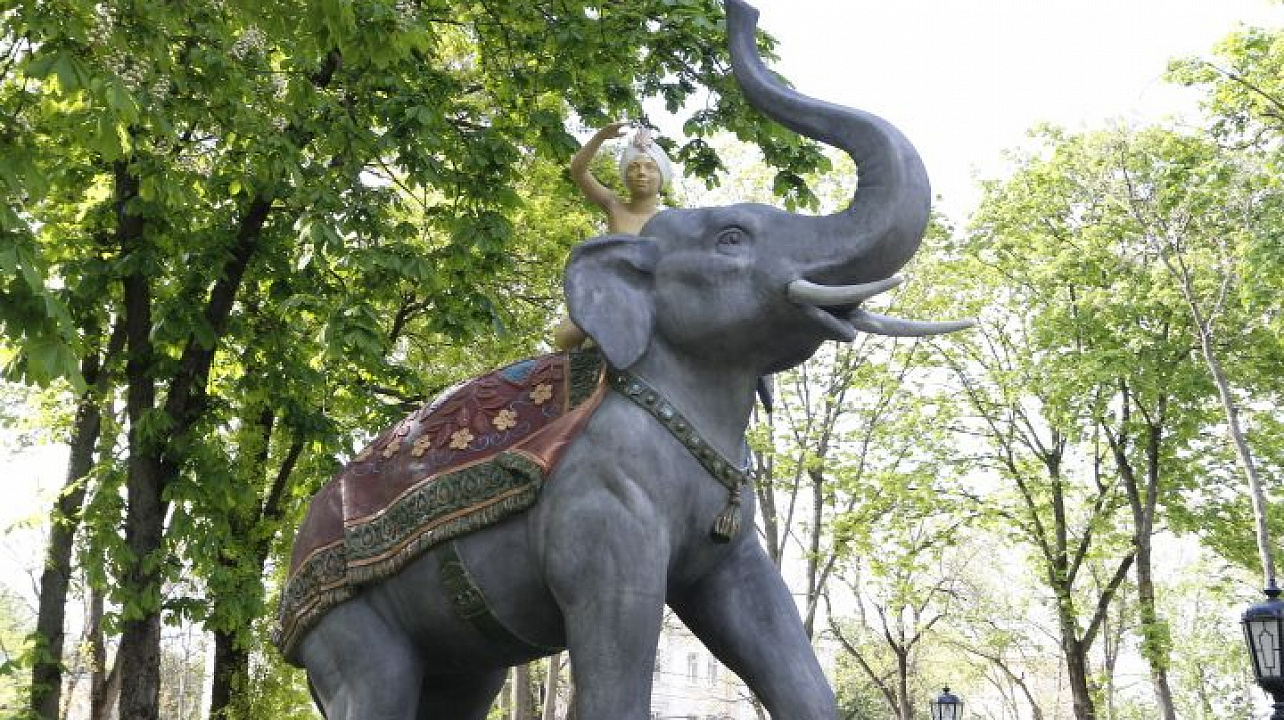 Скульптурная композиция мальчика на слоне вернулась в сквер Дружбы народов Краснодара