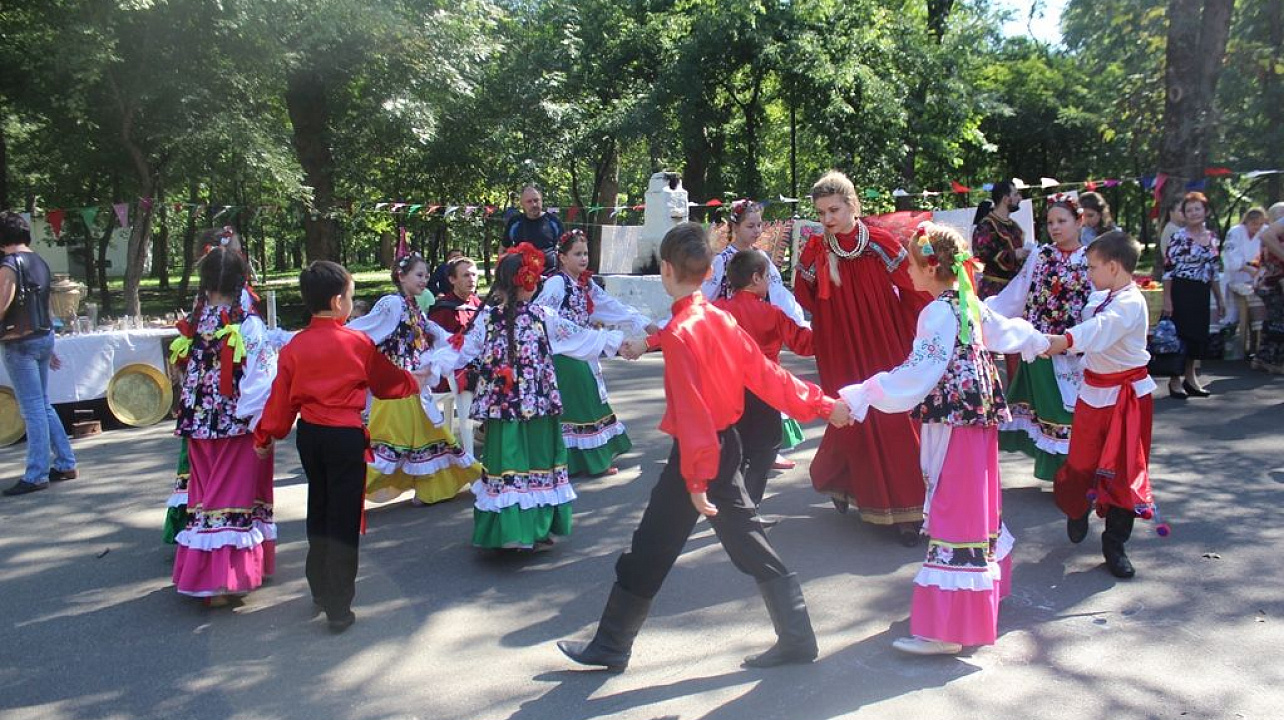 В Чистяковской роще прошел окружной театрализованный праздник, посвященный Дню города