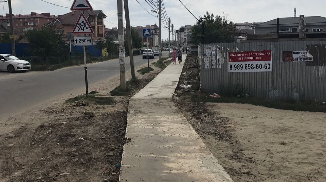 В «Музыкальном» микрорайоне Краснодара завершили строительство тротуара по ул. Гомельской