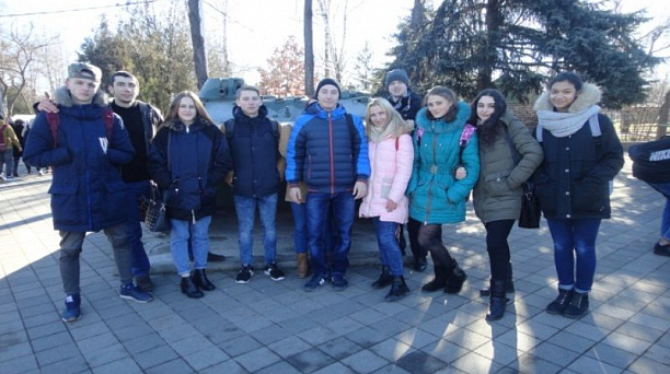 Студенты Гуманитарного колледжа на церемонии открытия военно-патриотического месячника