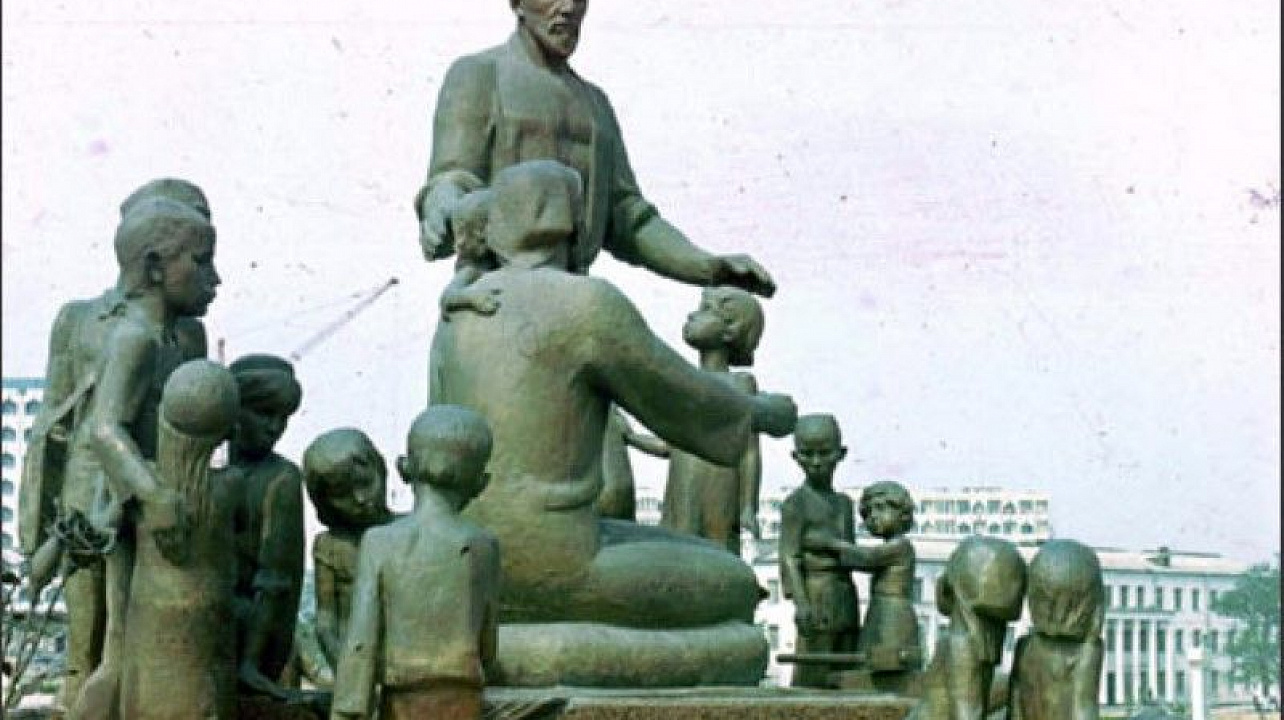 памятник семье в Ташкенте.jpg