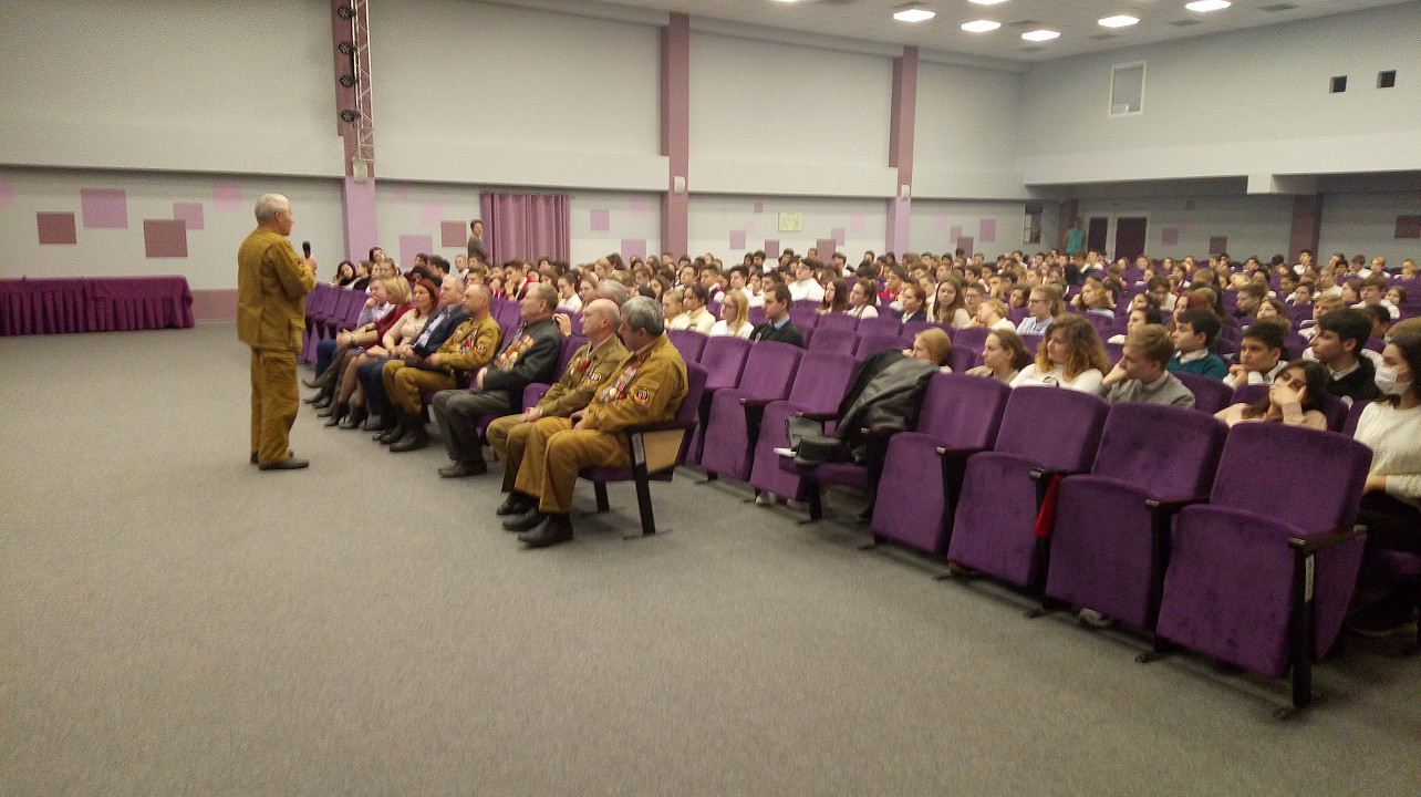 Занятие прошло а большом актовом зале учебного заведения.