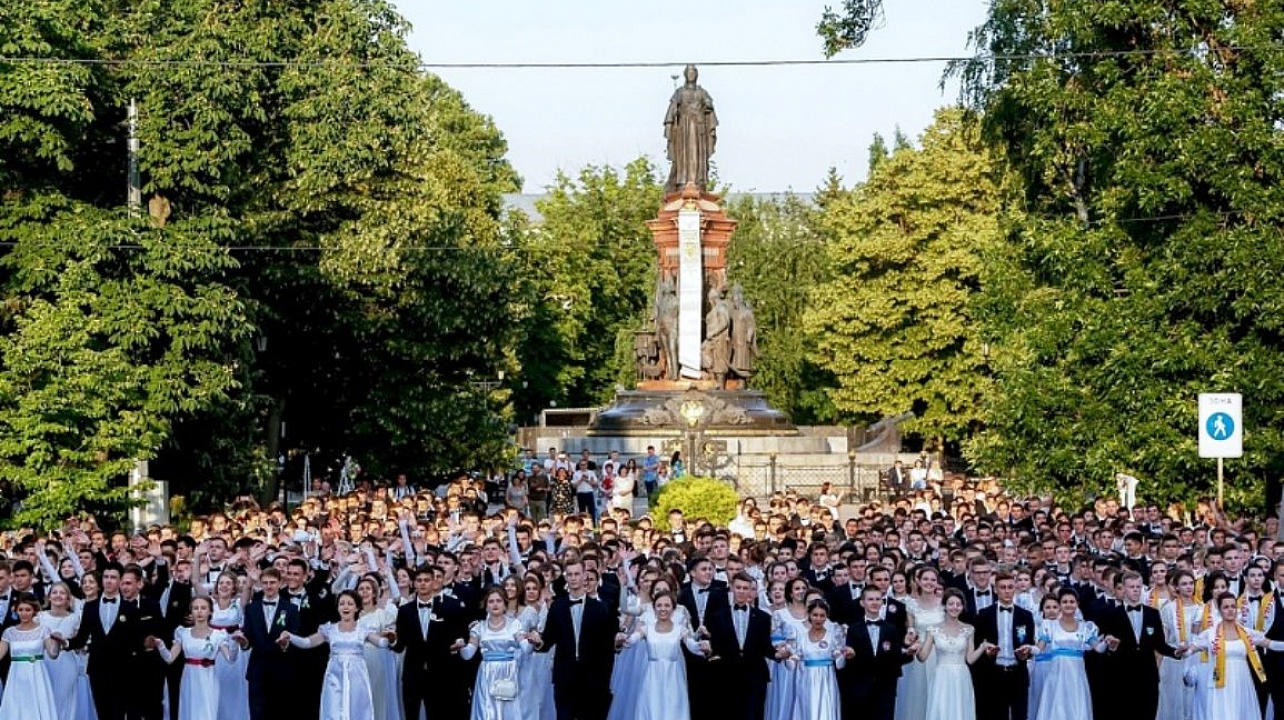 Выпускники Западного округа приняли участие в Губернаторском балу