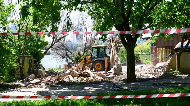 В Дмитриевском сквере сносят незаконные постройки