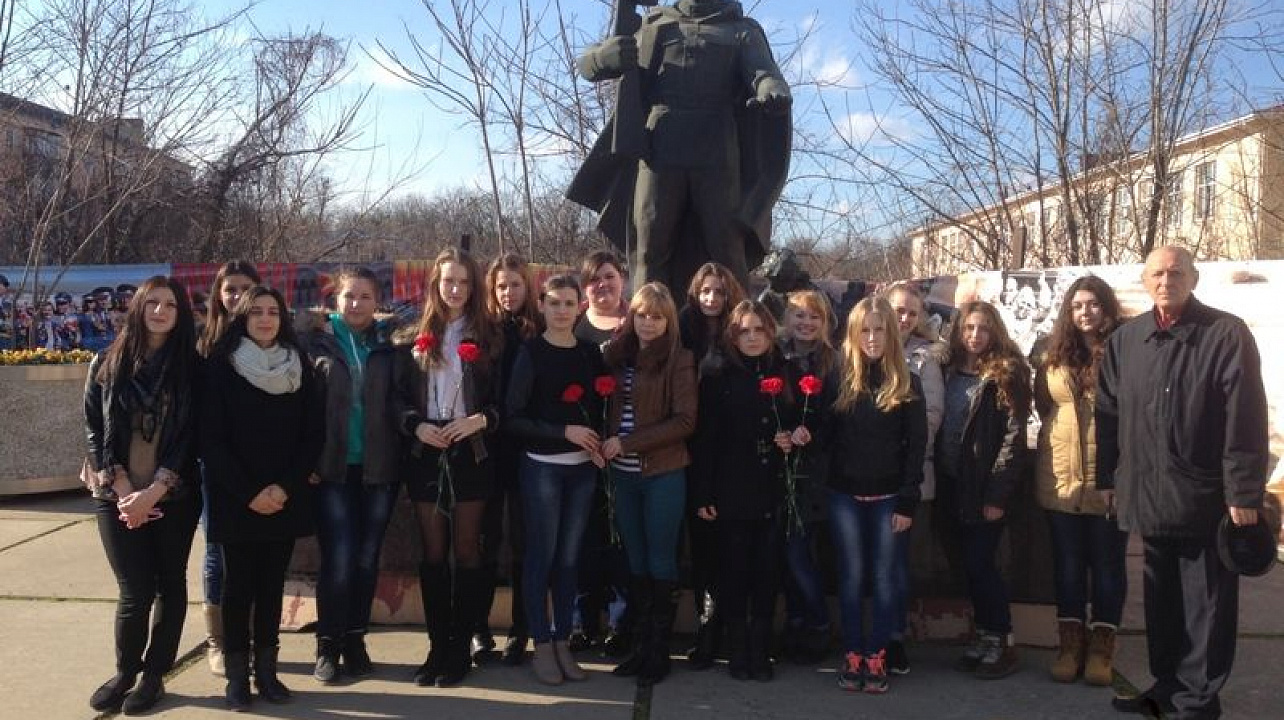 Школьники Западного округа провели акцию «Цветы у обелиска»