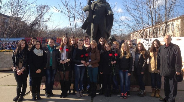 Школьники Западного округа провели акцию «Цветы у обелиска»