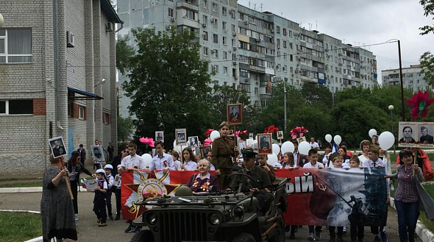 В школе №100 отпраздновали День Победы торжественным шествием