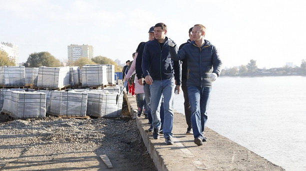 Жители Юбилейного микрорайона вместе с главой Краснодара высадили деревья на строящейся Аллее