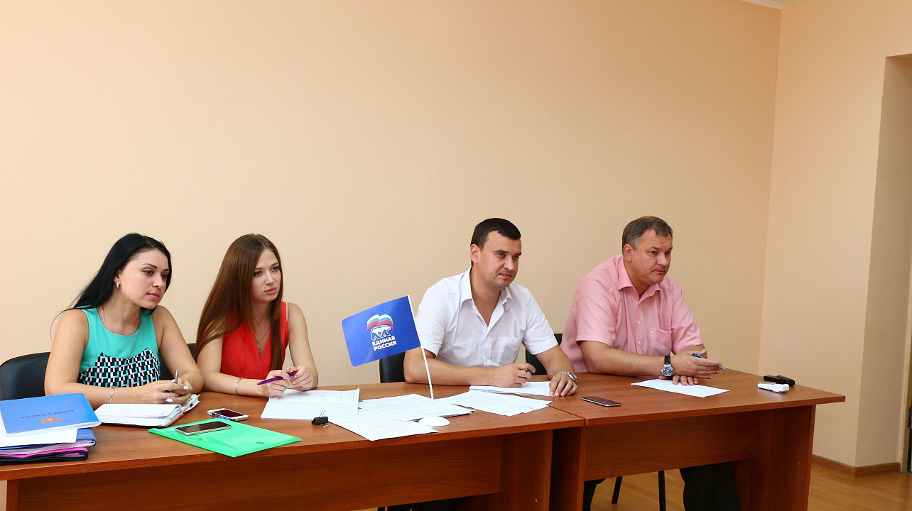 Виктор Тимофеев и Алексей Тыщенко обсудили проблемные вопросы поселка Новознаменского