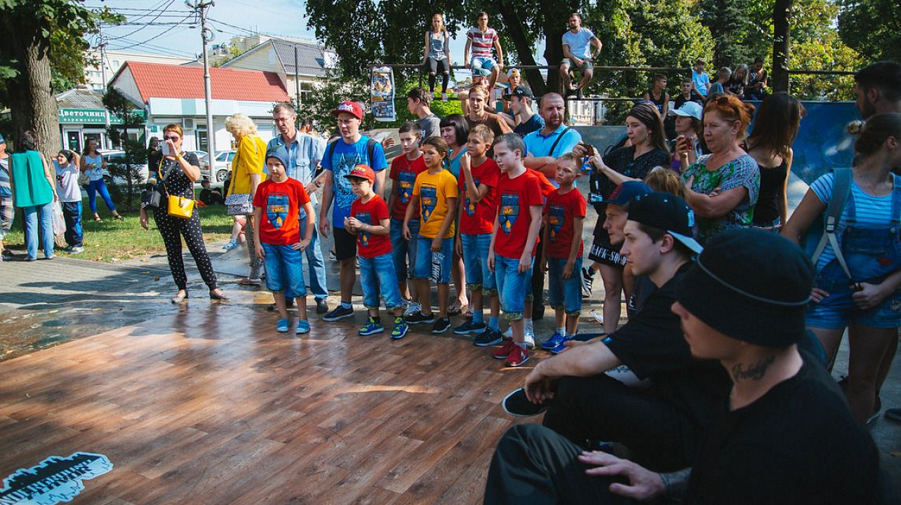В сквере «Дружбы» Западного округа состоялись соревнования по современным танцам среди молодежи