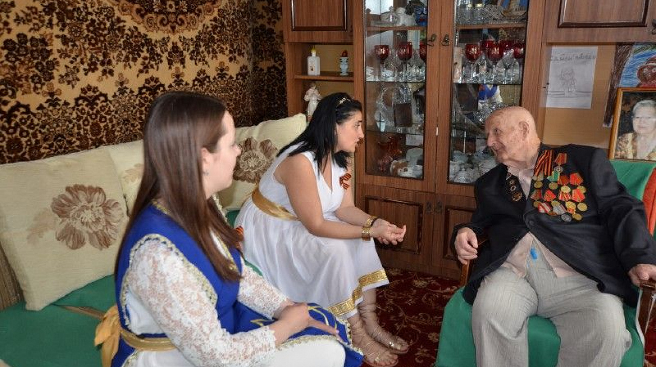 Молодёжь национально-культурных объединений – ветеранам Великой Отечественной войны (5).JPG