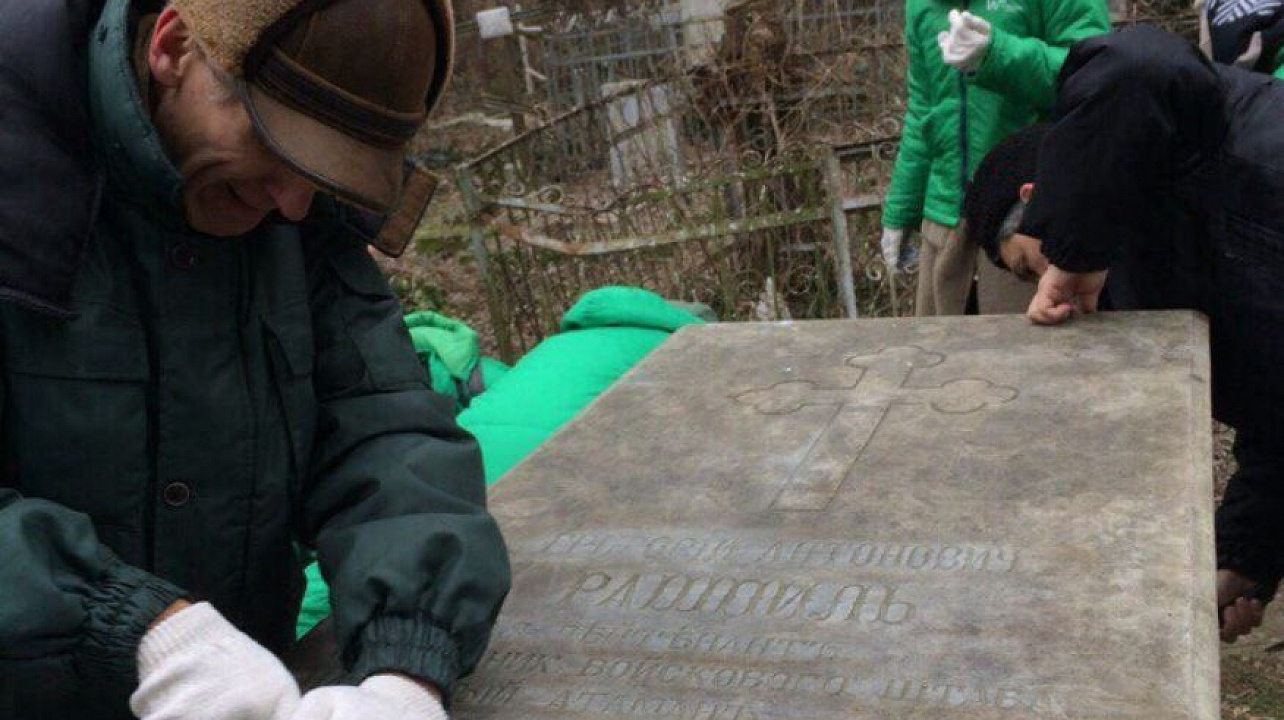 Молодежный совет Западного округа провёл субботник на Всесвятском кладбище