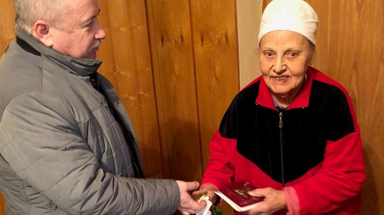 В Центральном округе освободителям и жителям блокадного Ленинграда вручают памятные знаки