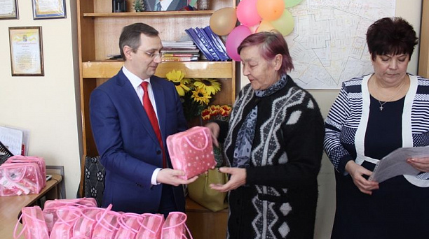 Первый заместитель главы администрации Центрального округа Сергей Громыко поздравил общественниц с Международным женским днем