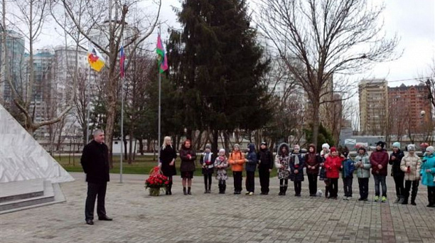 Ученики СОШ №31 провели акцию "Цветы у обелиска"