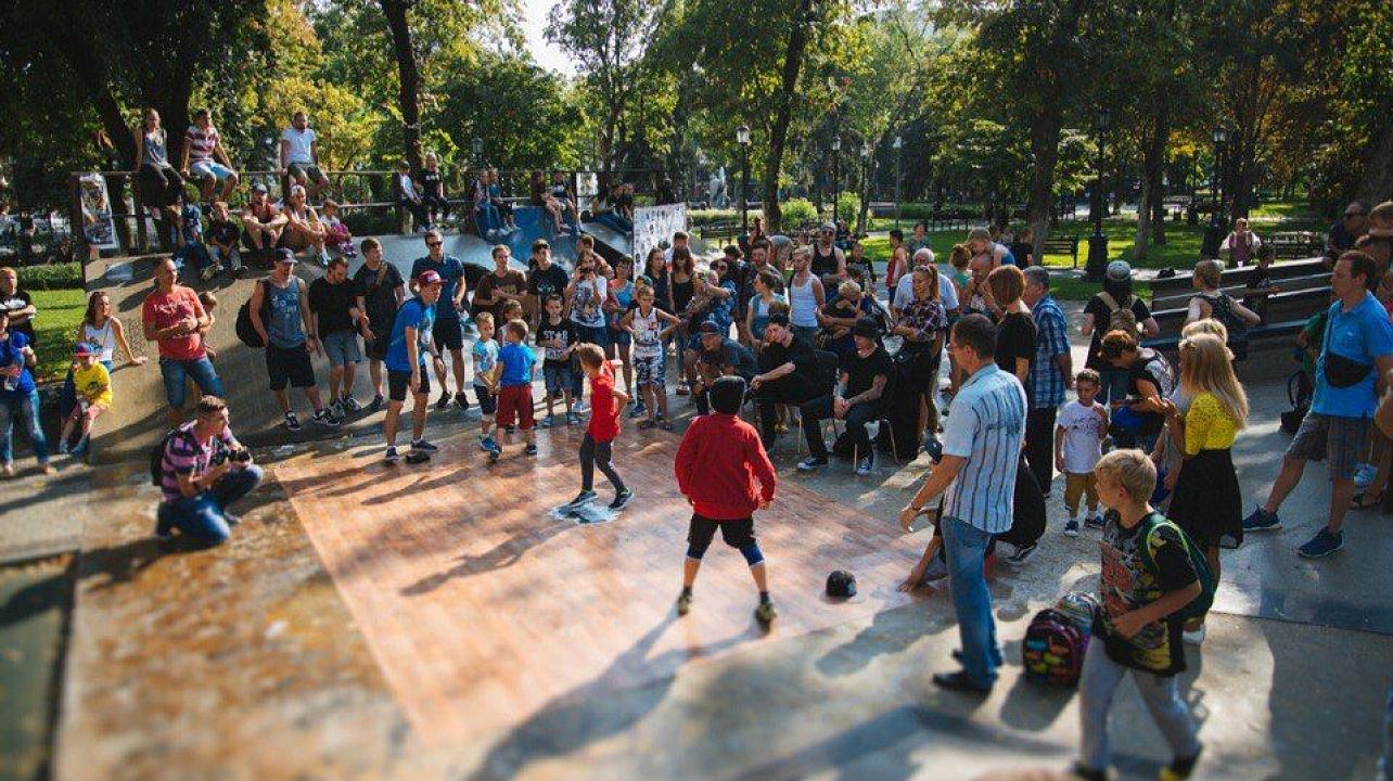 В сквере «Дружбы» Западного округа состоялись соревнования по современным танцам среди молодежи