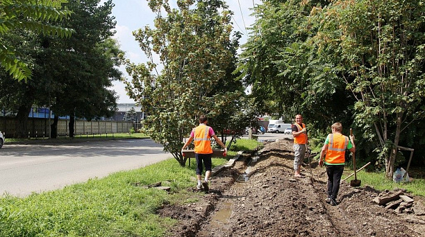 На месте старых металлических гаражей в Краснодаре отремонтируют тротуар