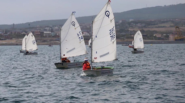 Под белыми парусами