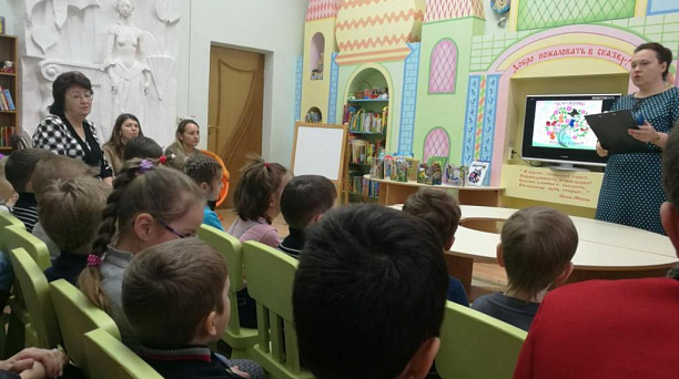 Для воспитанников Детского морского центра провели экскурсию по библиотеке имени Братьев Игнатовых