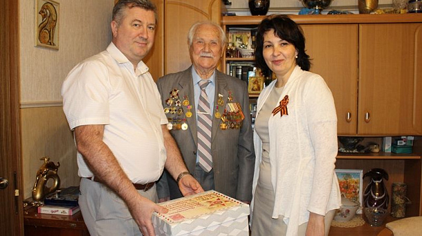 В Центральном округе продолжают поздравлять на дому участников Великой Отечественной войны