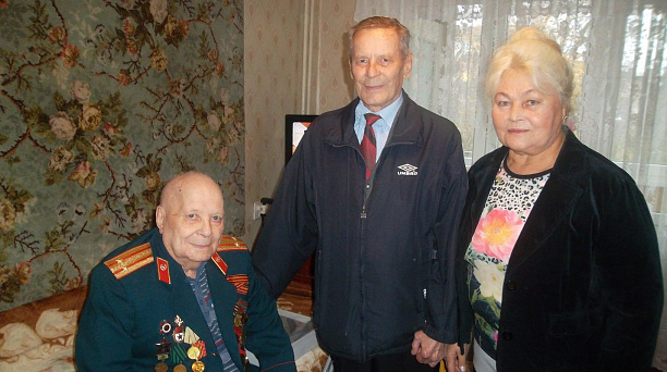 Жителя Гагаринского микрорайона Виктора Мироманова поздравили с 95-летием