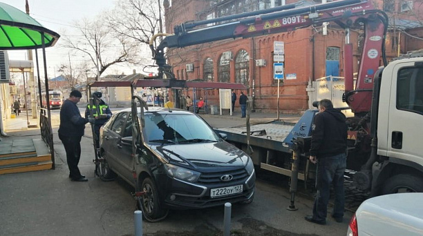 В Краснодаре тротуары по ул. им. Горького очистили от незаконно припаркованного транспорта