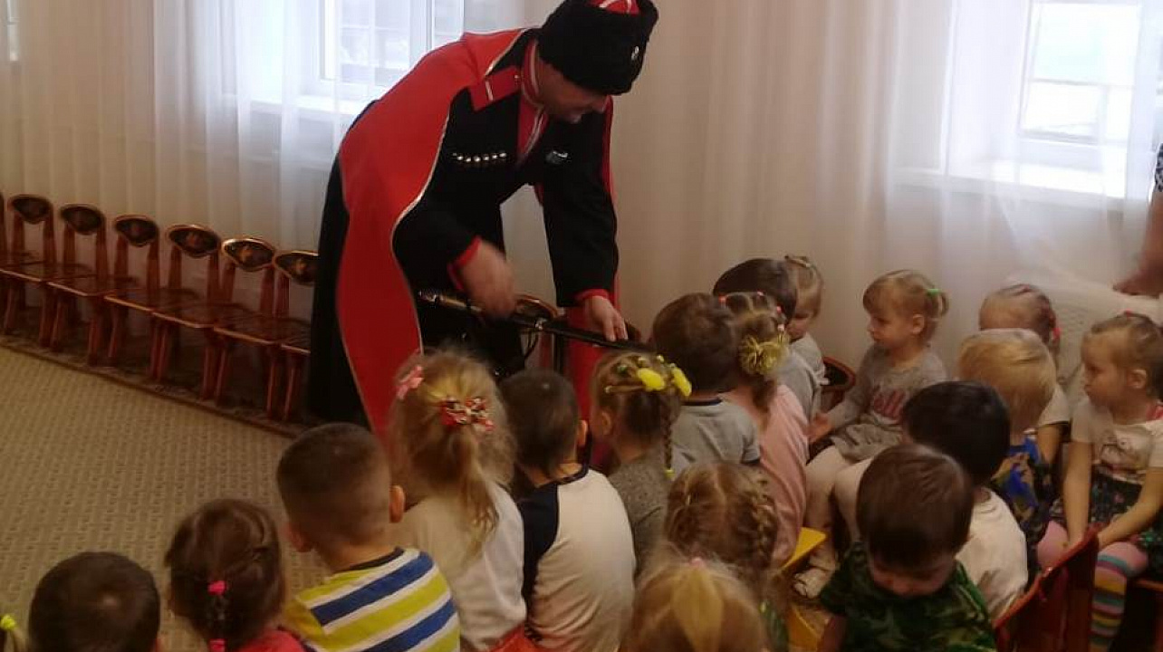 Казаки ХКО «Старокорсунский казачий курень» в детском саду № 224