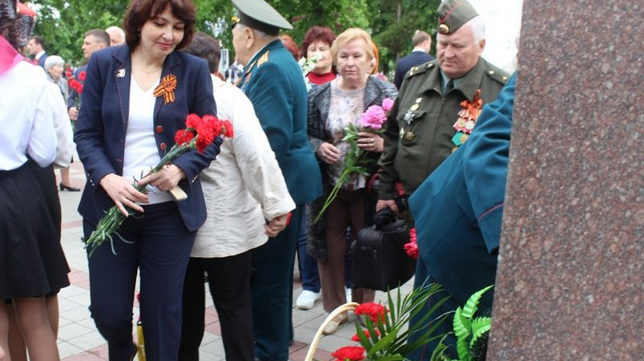 Глава администрации Центрального округа Елена Малова возложила цветы к монументам героям войны