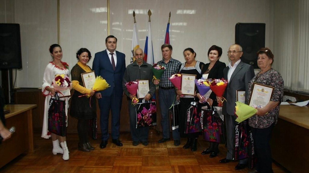 В Прикубанском округе ко Дню города наградили самых активных горожан и вручили паспорта молодежи