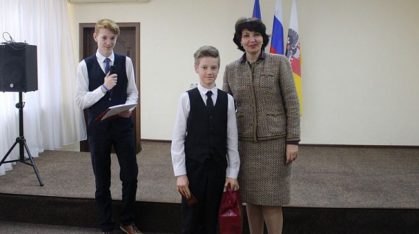 Глава Центрального округа Елена Малова вручила паспорта юным краснодарцам