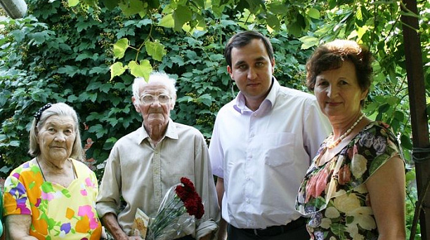 Вчера представители администрации Прикубанского округа поздравили ветерана с 90-летним юбилеем