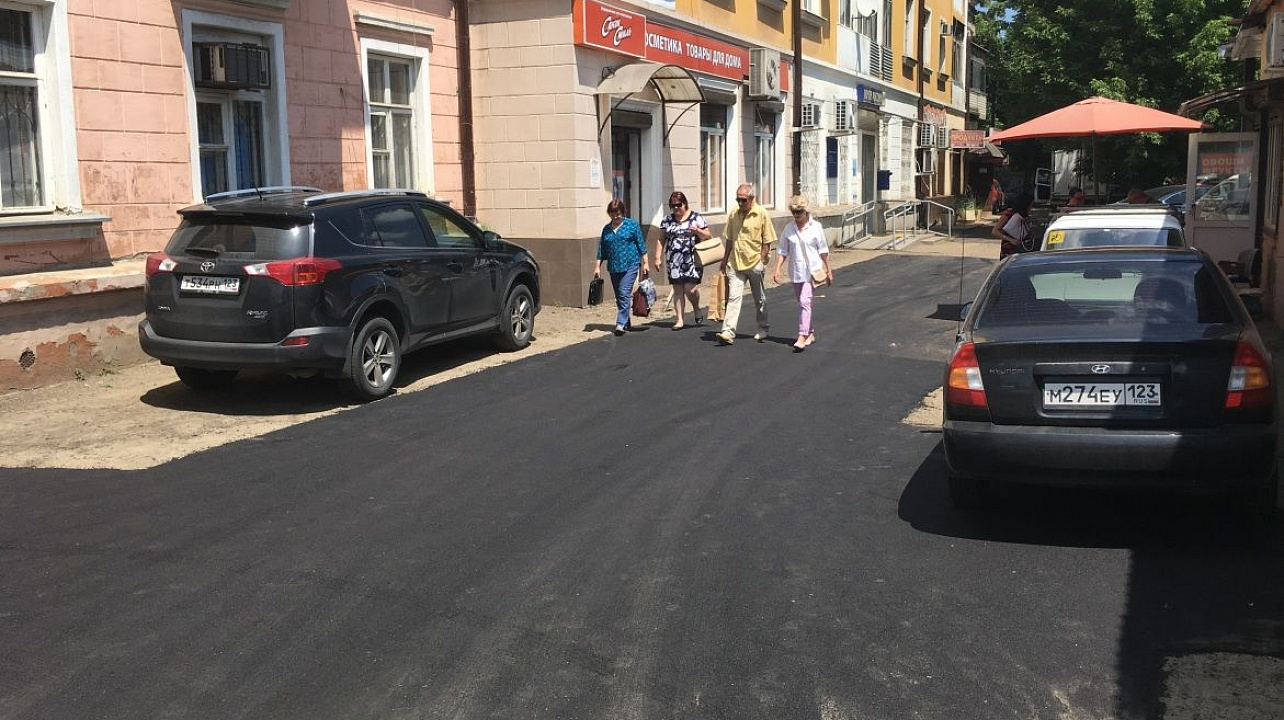 На территории Западного округа ведутся работы по ремонту асфальтобетонного покрытия