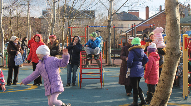 В микрорайоне имени Вавилова празднично встретили весну