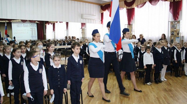 Во всех школах Западного округа прошли торжественные линейки в рамках месячника оборонно-массовой и военно-патриотической работы