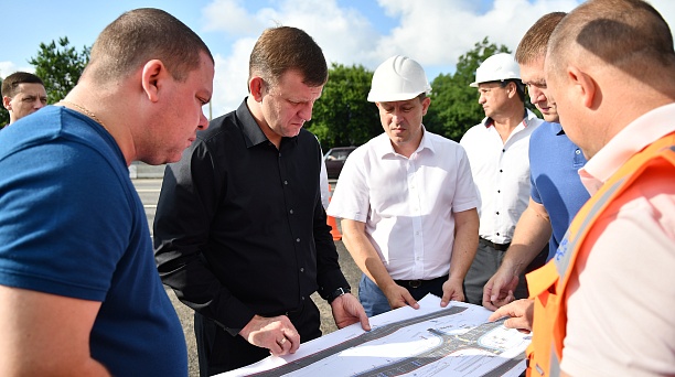 Евгений Наумов проверил строительство школы и дороги к ней в станице Елизаветинской