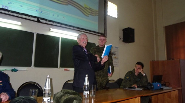 Сотрудники библиотеки Западного округа провели литературный час общения для курсантов военного авиационного училища летчиков