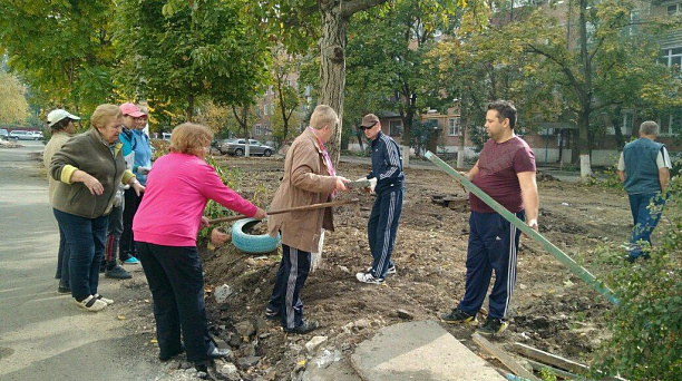 В Краснодаре продолжаются субботники на внутридомовых территориях