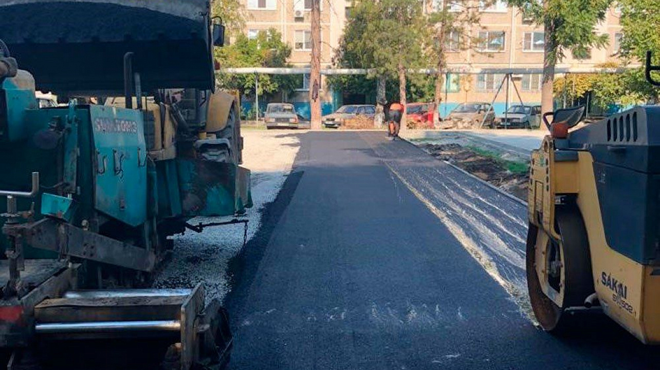 В пос. Лорис и по ул. Новороссийской выполнена треть работ по благоустройству дворовых территорий