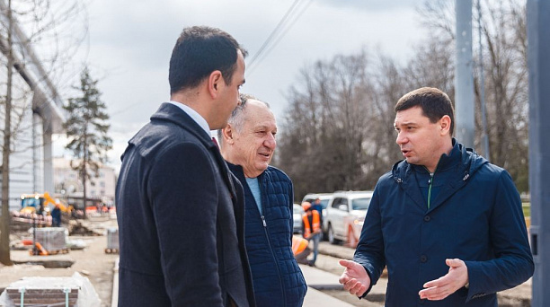 На бульваре вдоль стадиона «Динамо» в Краснодаре высаживают 40-летние дубы