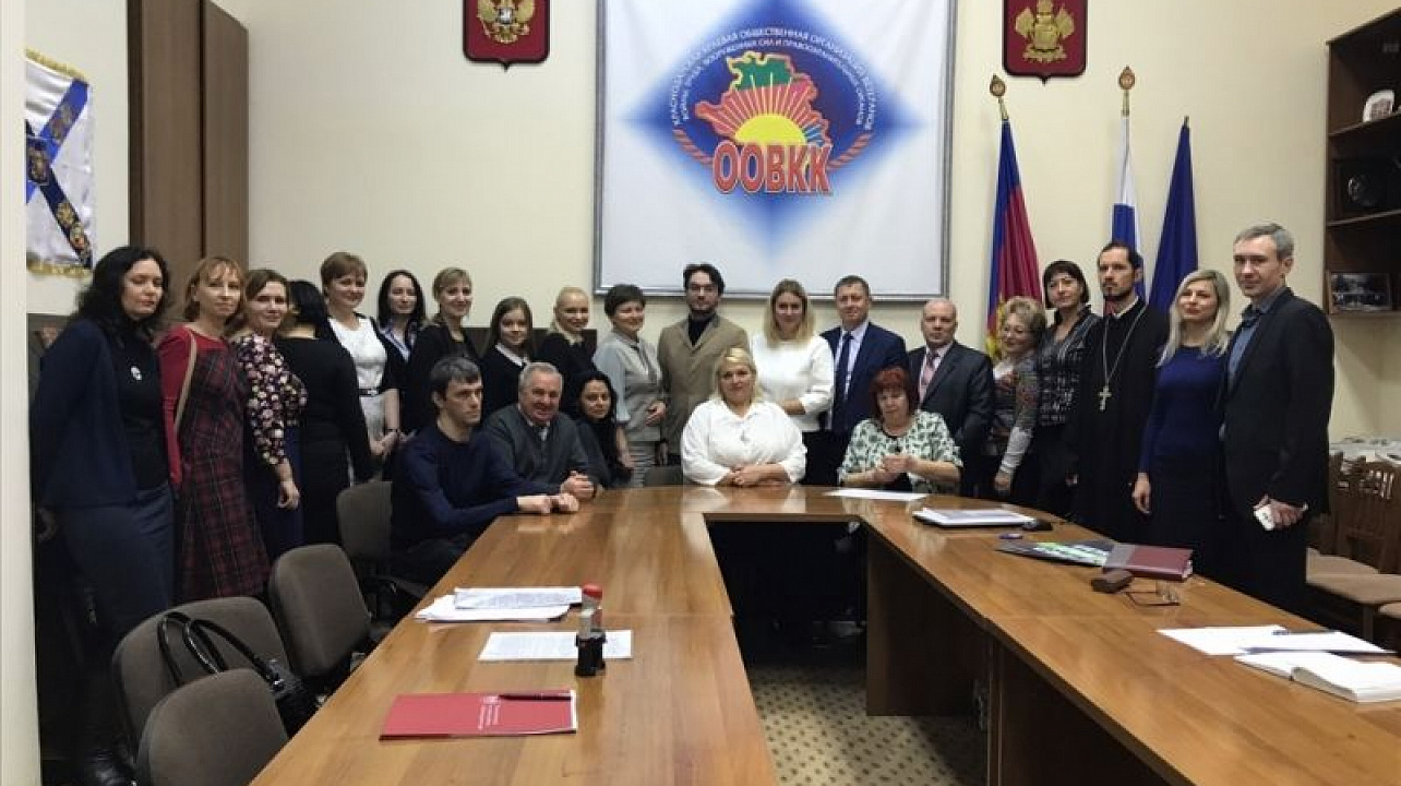 В Краснодаре состоялся установочный круглый стол в рамках проекта «Социально-правовое сопровождение семей с детьми-инвалидами «Синергия права».jpg