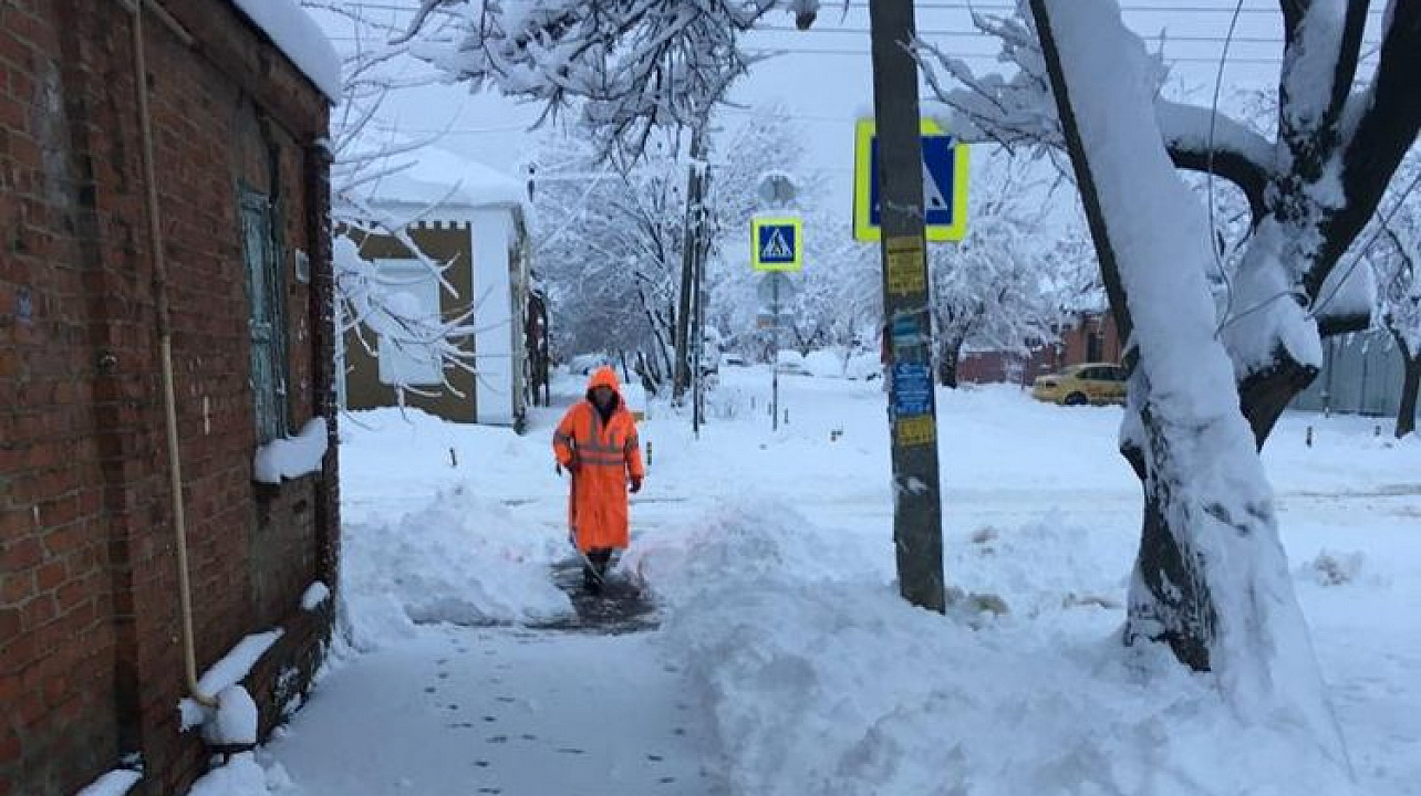 Улицы и дворы Центрального округа очищают от снега и наледи