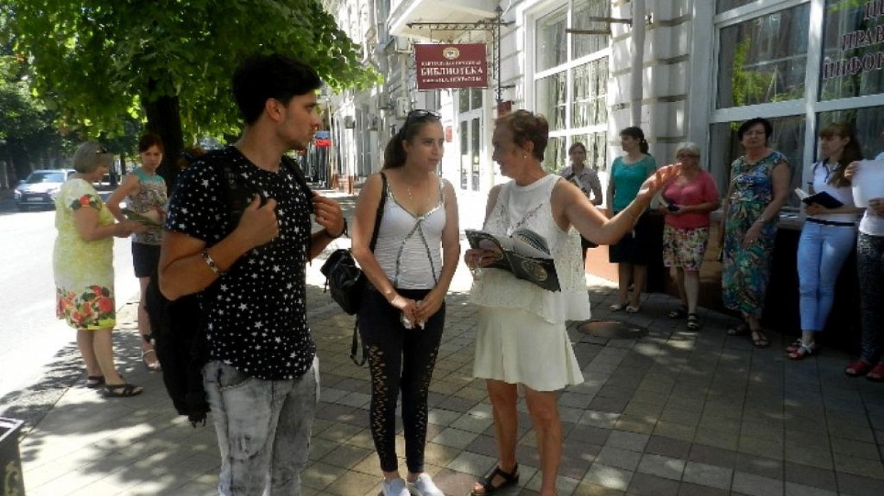 Сотрудники библиотеки им. Н. А. Некрасова провели флешмоб «Приветствуем тебя, поэт России!»